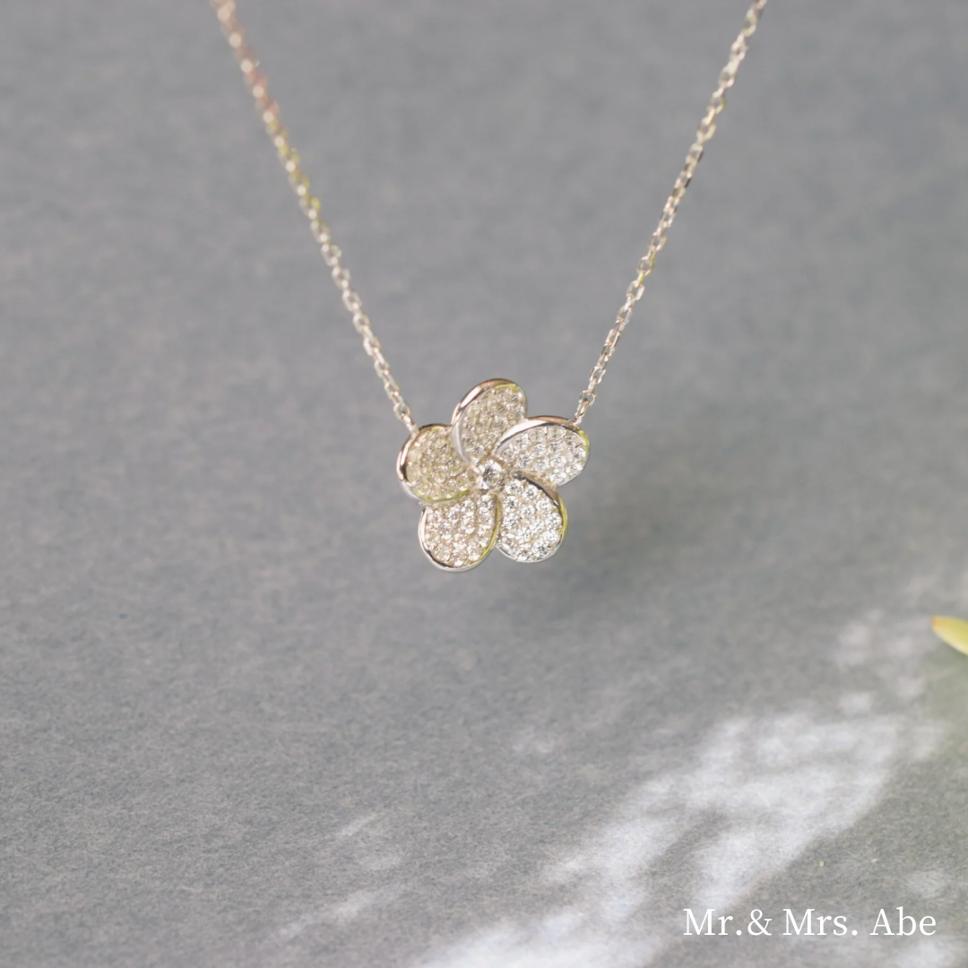 Quintessence Blossom necklace in white gold