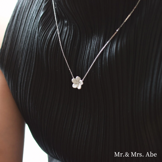 Quintessence Blossom necklace in white gold