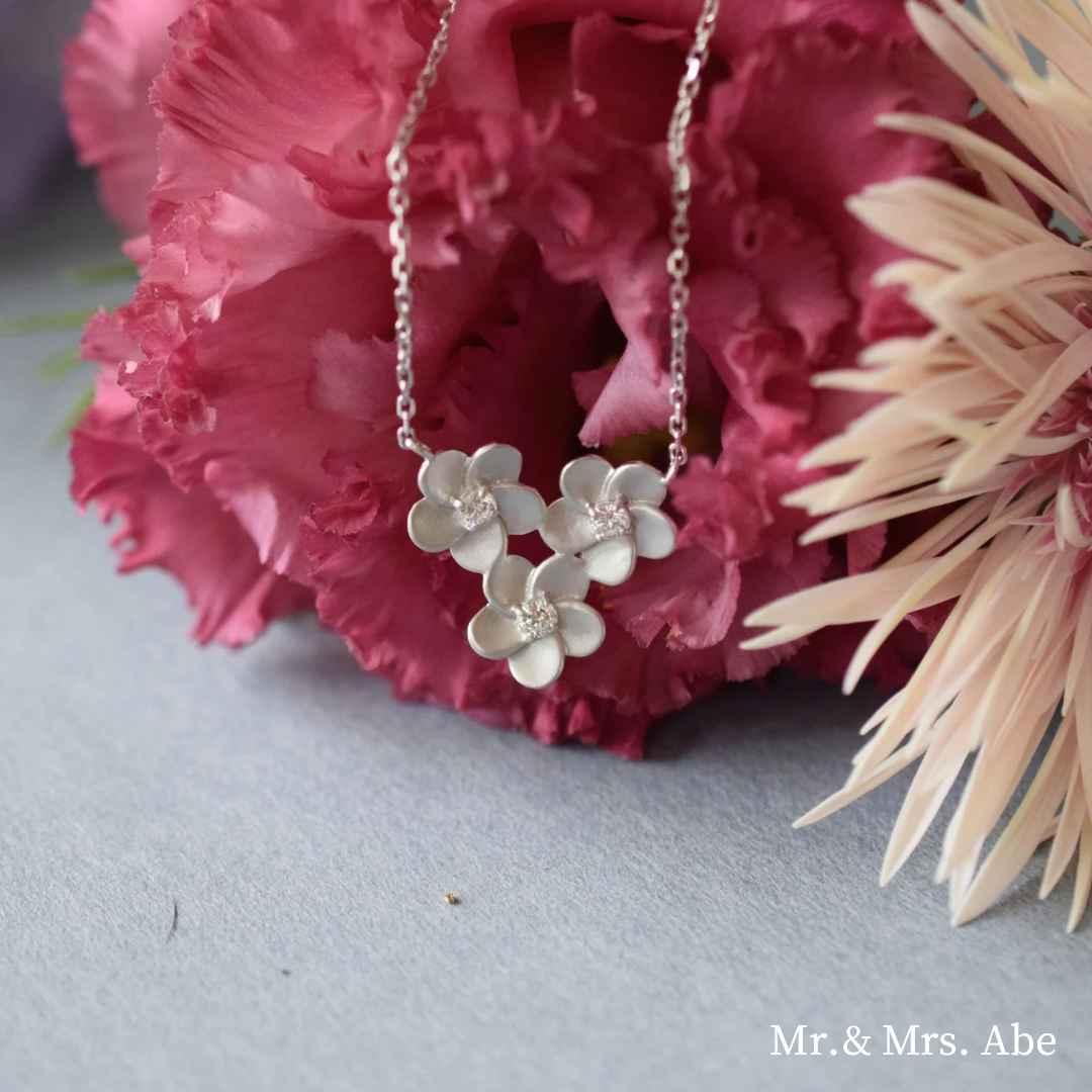 Blossom triple bouquet necklace white gold