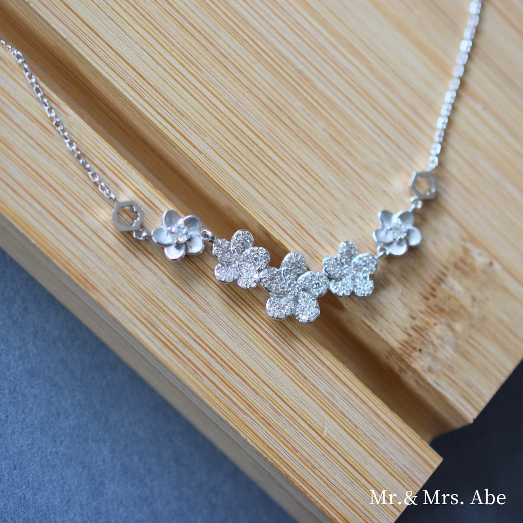 Quintessence Five Blossom necklace white gold