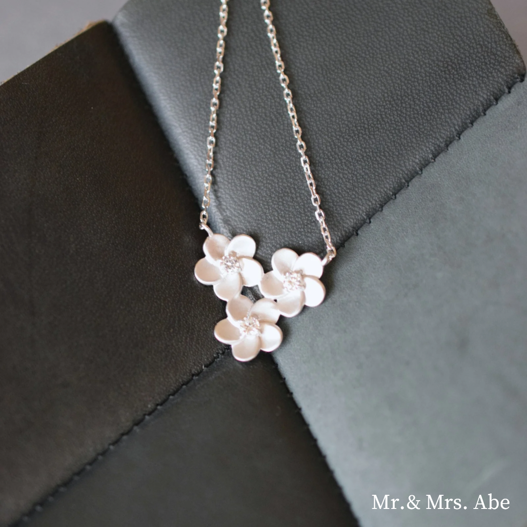 Blossom triple bouquet necklace white gold