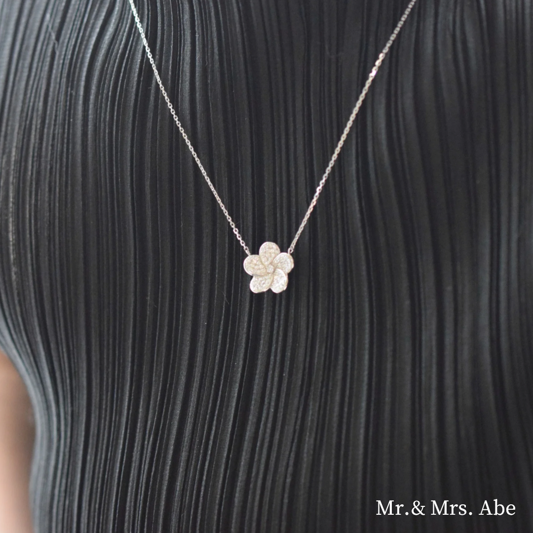 Quintessence Blossom necklace in white gold