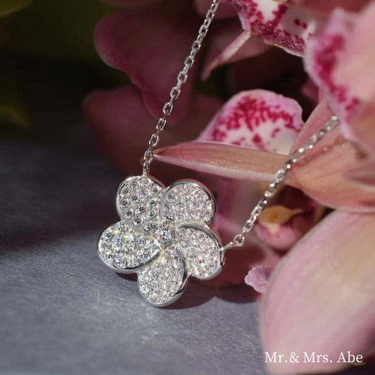 Quintessence Blossom necklace in white gold