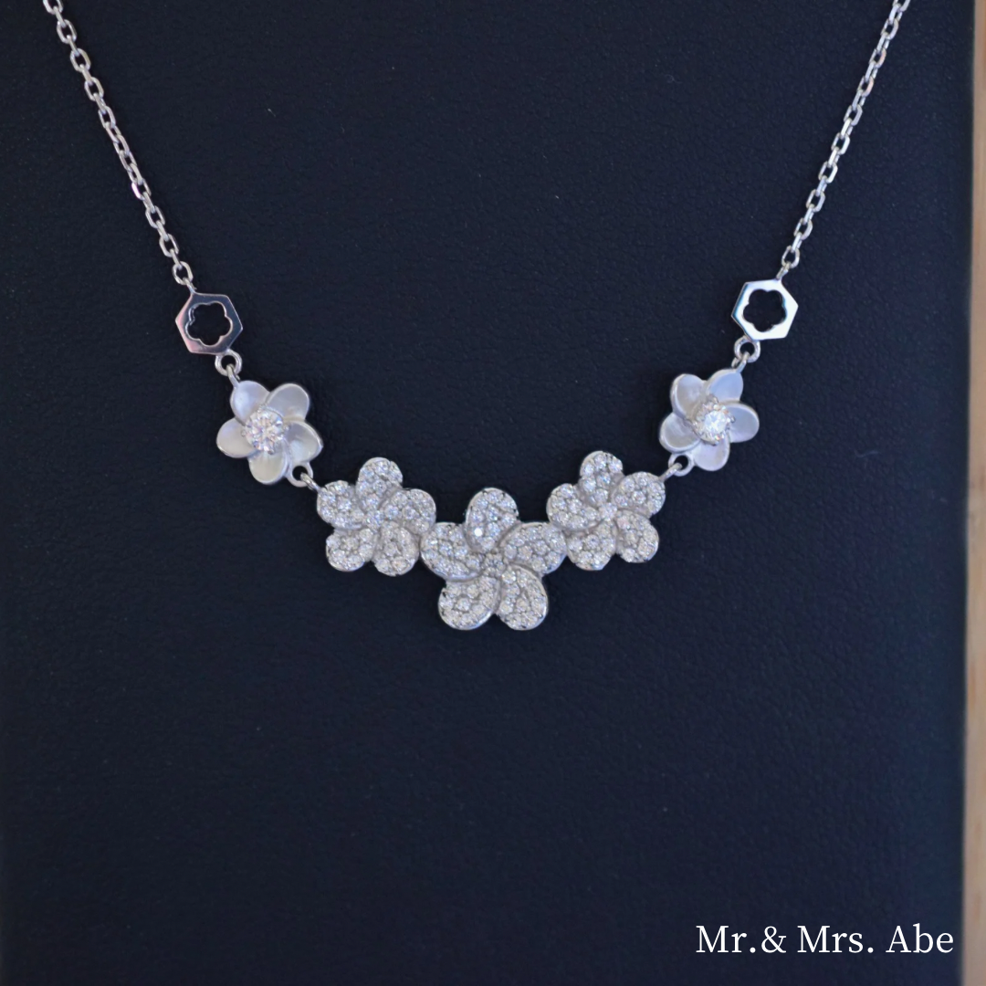 Quintessence Five Blossom necklace white gold