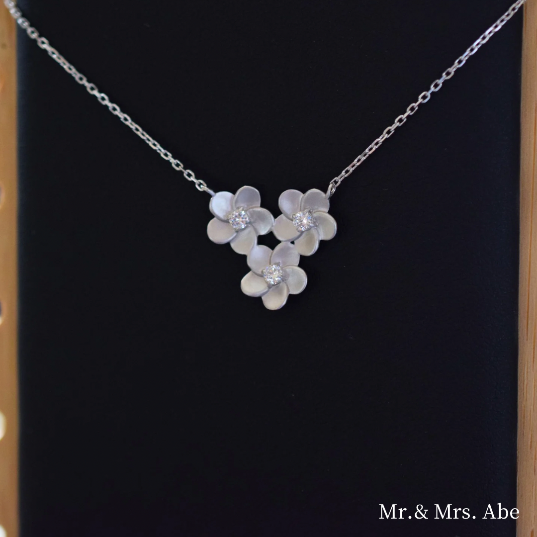 Blossom triple bouquet necklace white gold