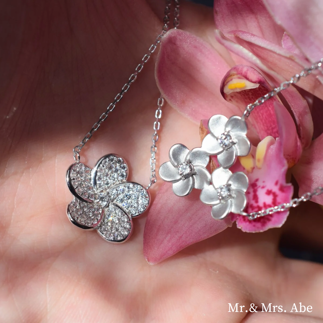 Quintessence Blossom necklace in white gold