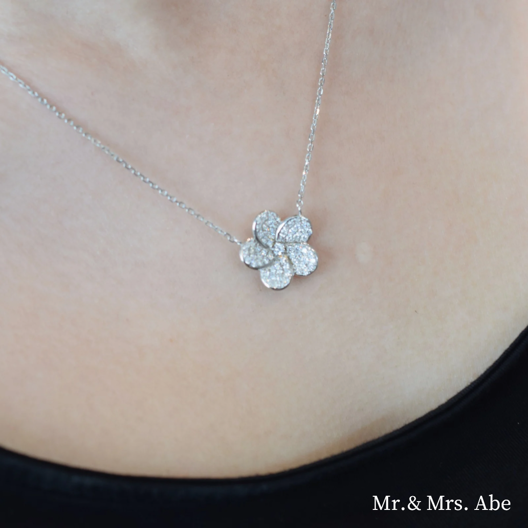 Quintessence Blossom necklace in white gold
