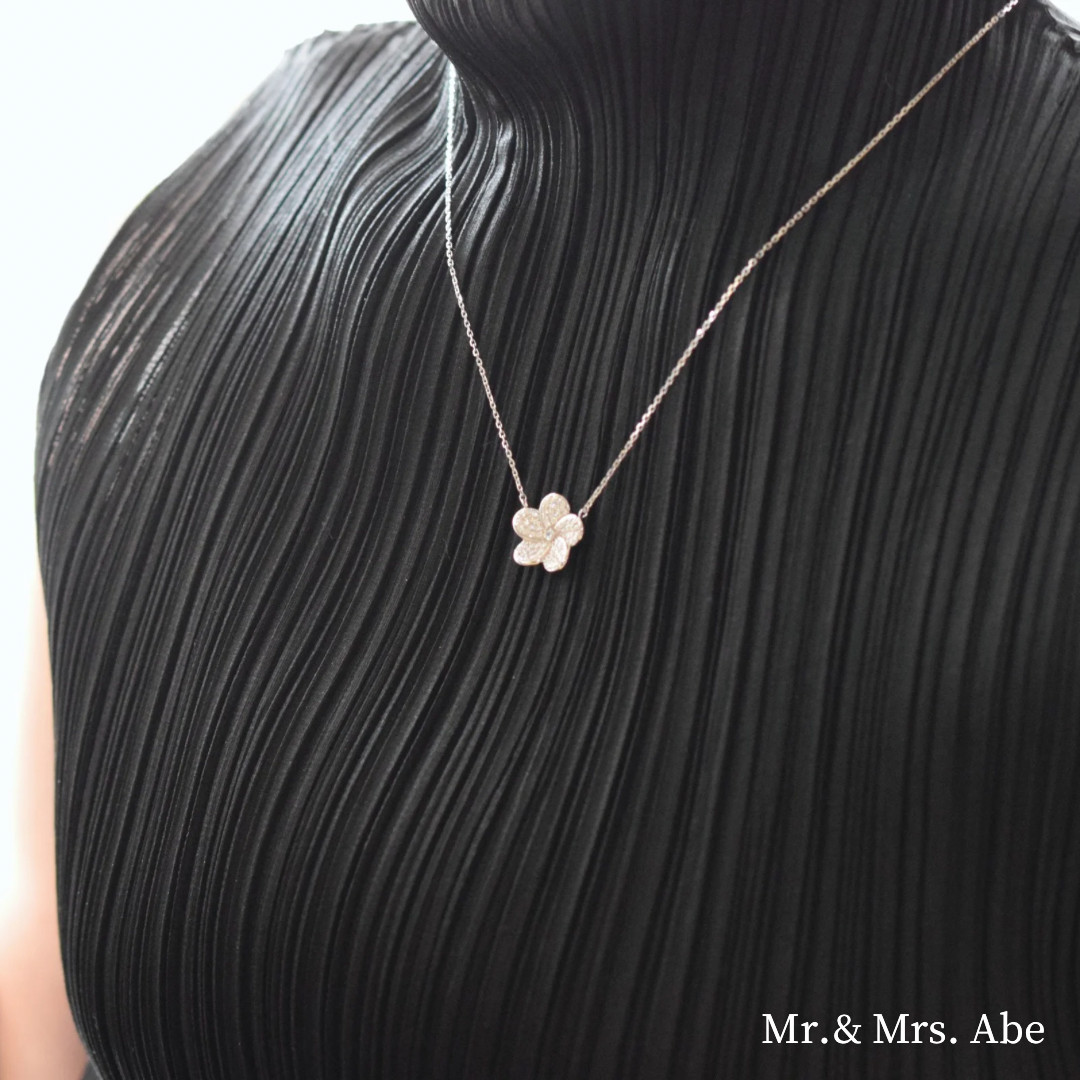 Quintessence Blossom necklace in white gold