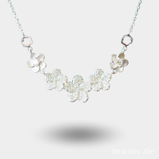 Quintessence Five Blossom necklace white gold